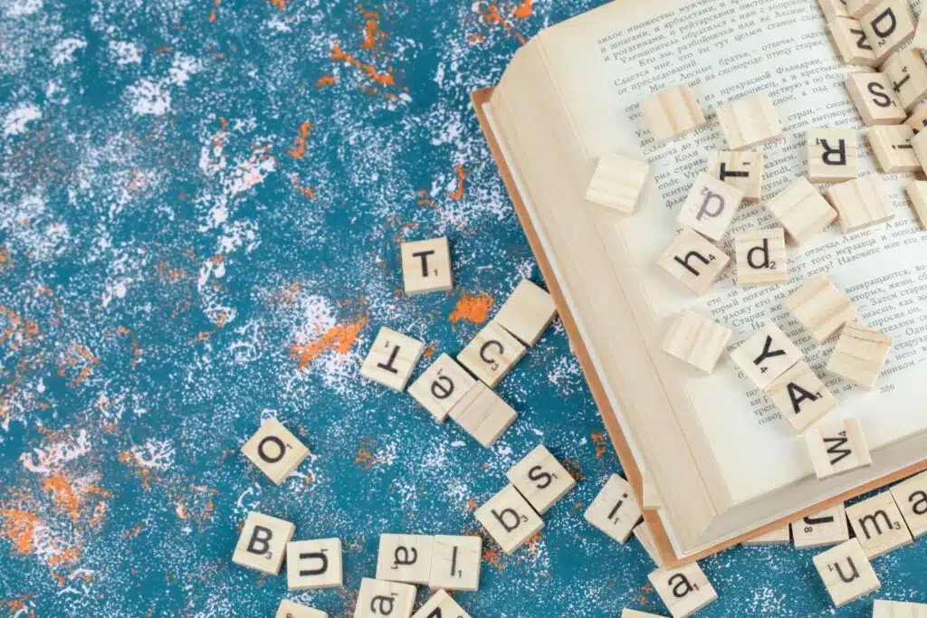 un dictionnaire ouvert sur une table