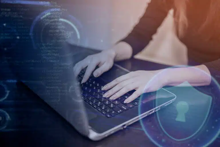 femme tapant sur un clavier d'ordinateur