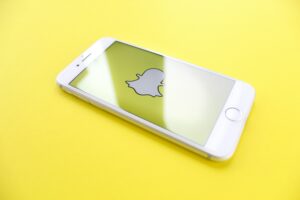 un smartphone avec le logo Snapchat en fond d'écran