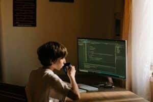 un enfant seul face à son ordinateur sans doute est victime de cyberharcèlement