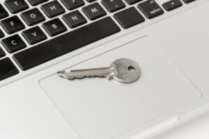 Une clé posé sur un clavier d'ordinateur symbole de Keylogging