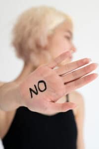 Une femme avec écrit No sur la main symbolisant le rejet de la pornographie