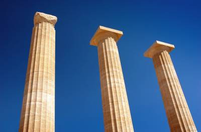 Trois piliers romains dressés vers le ciel