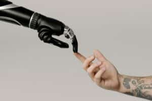 Expert en Intelligence Artificielle touchant le doigt d'un robot