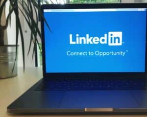 LinkedIn ouvert sur un ordinateur portable