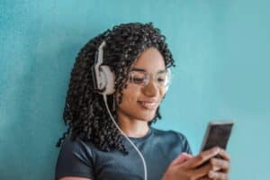 une jeune étudiante écoute de la musique un casque sur les oreilles