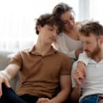 Parents et adolescents échangent sur les risques d'internet