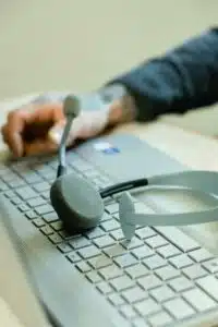 un casque de call centrer posé sur un clavier d'ordinateur