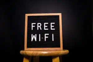 Wifi gratuit marqué a la craie sur un tableau noir