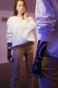 transhumanisme une jeune femme avec un bras bionique