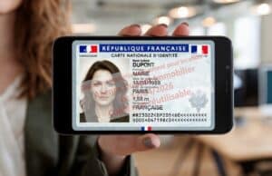 un filigrane est apposé sur une carte d’identité en gros plan tenue par une femme aux cheveux roux
