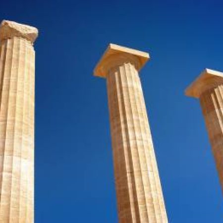 Trois piliers romains dressés vers le ciel