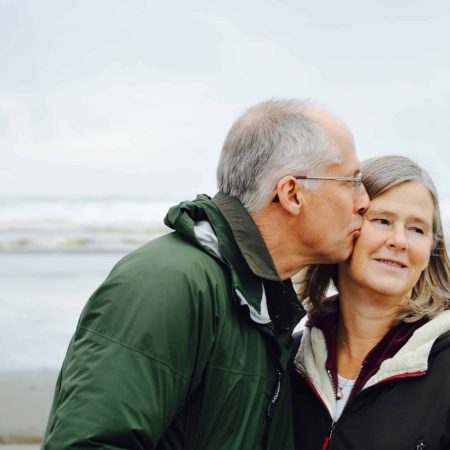un couple de senior s'embrasse