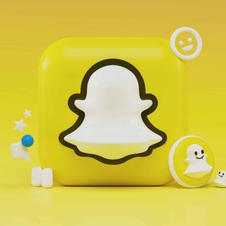 Logo Snapchat en gros plan sur fond jaune. Sécuriser son Compte Snapchat