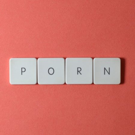Porn écrit avec des pièces de scrabble