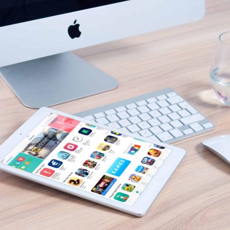 Un Mac et un IPad posé sur une table