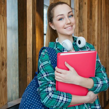 Cybersécurité pour les Étudiants : une étudiante tient un classeur entre ses mains
