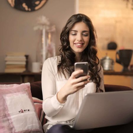 une femme consulte ses sms sur son smartphone
