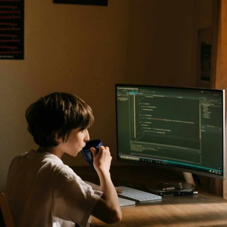 Un adolescent seul face à un ordinateur