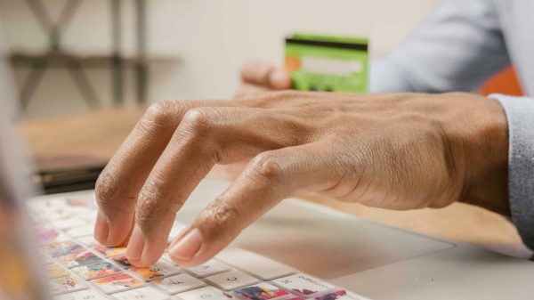 pexels-kindelmedia-7007166 Ce qu’on attend d’un email “normal”