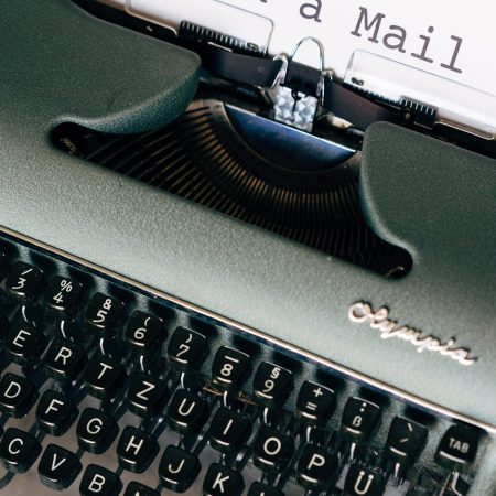 une machine à écrire essaye d'envoyer un mail