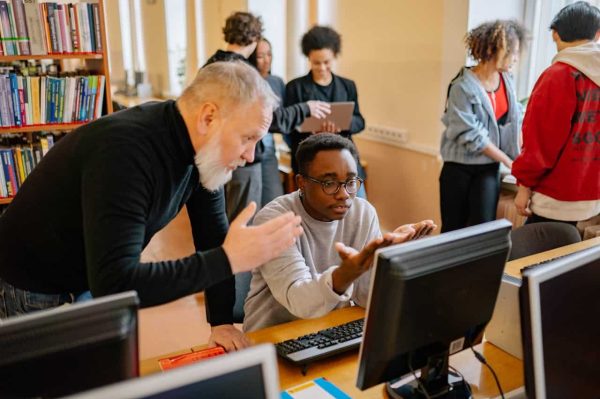 étudiant réalisant un test en cybersécurité