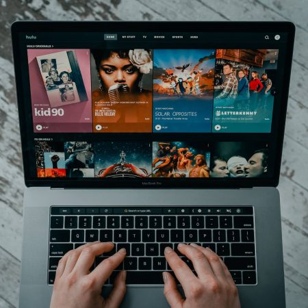 écran d'ordinateur allumé sur des séries en cybersécurité