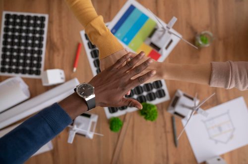 4 personnes s'unissent pour élever le niveau de cybersécurité